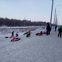Оренбургские дети катаются в грязи и где попало