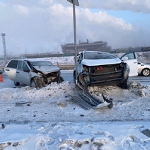 В Новотроицке при лобовом столкновении легковушек погиб пенсионер, еще трое в больнице (18+)