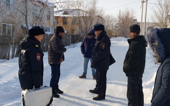 В Светлом, на глазах у сожительницы, мужчина приставил нож к шее маленькой дочери (18+)