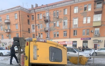 В Новотроицке водитель маршрутки въехал в дорожный знак: пострадали три человека