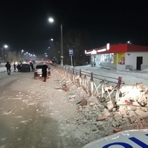 В Новотроицке водитель въехал в электроопору и дорожное ограждение, пострадал пассажир