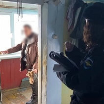 Мужчина избил пожилую мать и оставил ее дома в тяжелом состоянии на два месяца(18+)