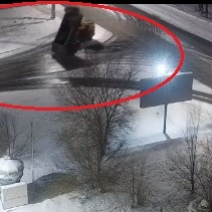 В Оренбурге сбитый водителем самосвала светофор восстановили за казённые деньги