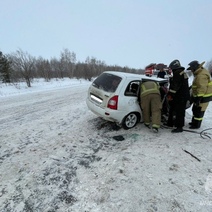 Под Бузулуком при столкновении ВАЗа и УАЗа погибла женщина, еще четверо пострадали (18+)