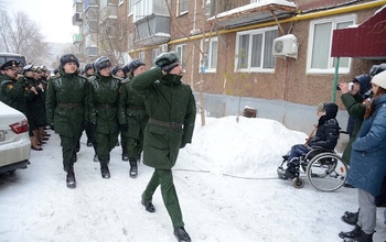В Оренбурге накануне Дня защитника Отечества спели ветерану ВОВ