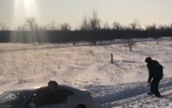 Оренбургский участковый спас из снежного плена водителя из Казахстана