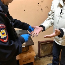 Похитила 107 000 рублей: в Ясном женщина разблокировала телефон отпечатком пальца спящего собутыльника