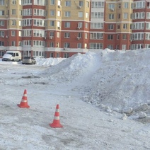 В Оренбурге 4-летняя девочка на «ледянке» скатилась под колеса автомобиля