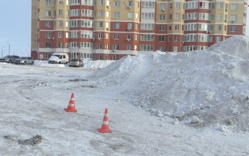 В Оренбурге 4-летняя девочка на «ледянке» скатилась под колеса автомобиля