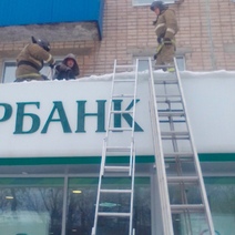 В Оренбурге мужчина во время чистки крыши банка упал и потерял сознание