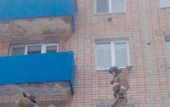 В Оренбурге мужчина во время чистки крыши банка упал и потерял сознание