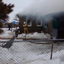 В Илекском районе пожарные больше четырех часов тушили горящий дом
