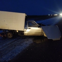 Под Сорочинском после столкновения с грузовиком водителя фургона зажало в салоне