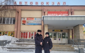 В Оренбурге женщине на автовокзале стало плохо, полицейский нес ее на руках к скорой