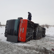 Под Соль-Илецком перевернулся автобус с 14-ю пассажирами и двумя водителями