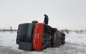 Под Соль-Илецком перевернулся автобус с 14-ю пассажирами и двумя водителями
