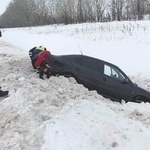 В Октябрьском районе пенсионер на Škoda слетел в кювет и застрял в снежном плену