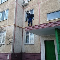 В Оренбурге полуторагодовалый малыш закрылся в квартире, спасатели полезли в окно