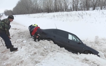 В Октябрьском районе пенсионер на Škoda слетел в кювет и застрял в снежном плену