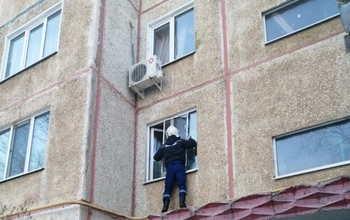 В Оренбурге полуторагодовалый малыш закрылся в квартире, спасатели полезли в окно