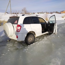 В Домбаровском районе водитель внедорожника въехал в реку и чуть не провалился
