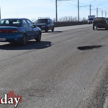 В Оренбурге на мосту через Урал автомобили остаются без дисков, а водители без нервов