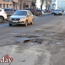 В центре Оренбурга на улице Пушкинской водители вынуждены объезжать ямы по «встречке»