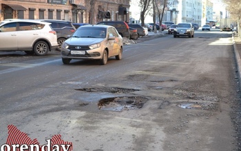 В центре Оренбурга на улице Пушкинской водители вынуждены объезжать ямы по «встречке»