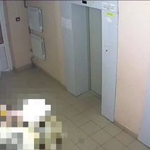 Оренбургская полиция разыскивает женщину, напрудившую в подъезде