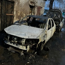 В Оренбурге неизвестный поджигатель уничтожил два автомобиля