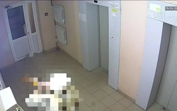 Оренбургская полиция разыскивает женщину, напрудившую в подъезде