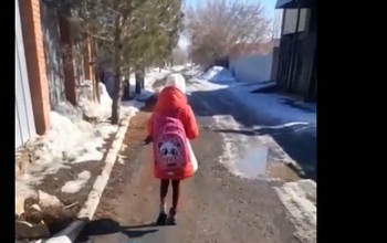 Дети в Оренбурге идут в школу по щиколотку в грязи с риском для жизни