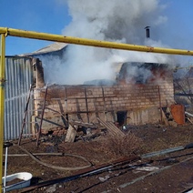 Начинала гореть одежда: в Оренбуржье росгвардеец вытащил из горящего дома бабушку