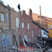 В центре Оренбурга начали активно разбирать старинное здание