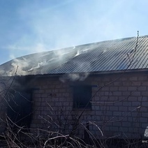 На пожаре под Сорочинском погиб 57-летний мужчина и пострадала 79-летняя женщина (18+)