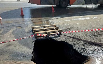 На проезжей части в Оренбурге образовался провал
