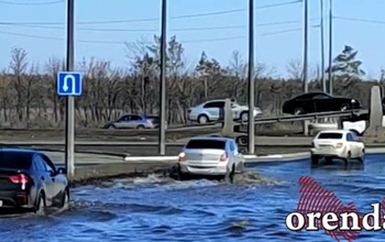 В Оренбурге на проезде Северном водители форсируют огромную лужу