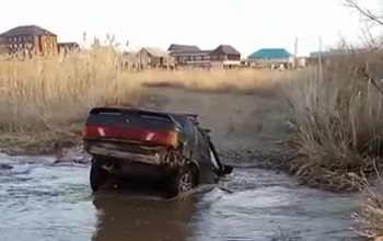 В Соль-Илецке пассажиры провалившейся в талые воды машины не дождались своевременной помощи
