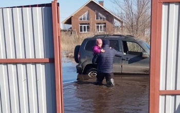 Под Оренбургом жители подтопленных домов вынуждены сами спасать друг друга