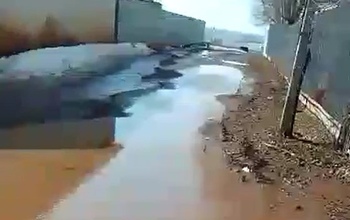 В поселке Приуральский дети и старики ходят по колено в воде и грязи