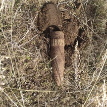 В поле под Оренбургом мужчина обнаружил артиллерийский снаряд