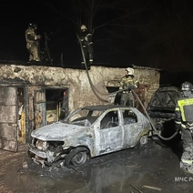 В Оренбурге утром горели два авто и хозпостройка