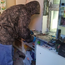 В Переволоцком районе рецидивист с топором и ломом обокрал торговый павильон