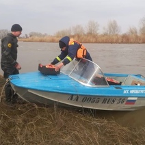 В Оренбуржье продукты в отрезанные паводком села доставляют на лодках