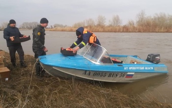 В Оренбуржье продукты в отрезанные паводком села доставляют на лодках