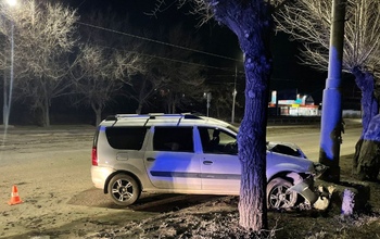 В Орске пьяный водитель Ларгуса влетел в электроопору
