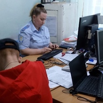 В Новотроицке грабитель ворвался в квартиру и отобрал у мужчины деньги и кольца