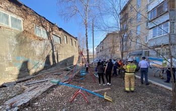 В Оренбурге облицовка здания обрушилась на девочку-подростка