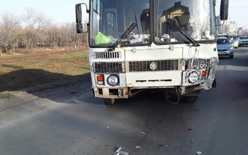 В Оренбурге при столкновении ПАЗа и легковушки в автобусе пострадала несовершеннолетняя