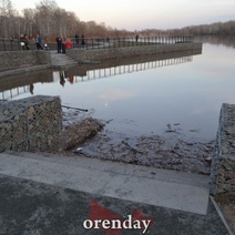 Вода в Урале у Оренбурга спадает, но набережная все еще подтоплена